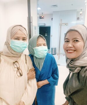 Alya Rohali Instagram - Alhamdulillah selesai … terimakasih mama for showing great courage and endurance throughout 25 times of radiation . 
We know it’s not easy setiap hari harus bolak balik rumah sakit di usia 78 tahun . Apalagi mama sempet flu plus double treatment dengan minum obat kemo🥹 . 
You are truly a warrior mama … Semoga Allah berikan miracle untuk kesembuhan mama seutuhnya . 
All we can do is giving you full support and prayers . 
Thank you bro sis and cucu2 . 
Love you enin ❤️