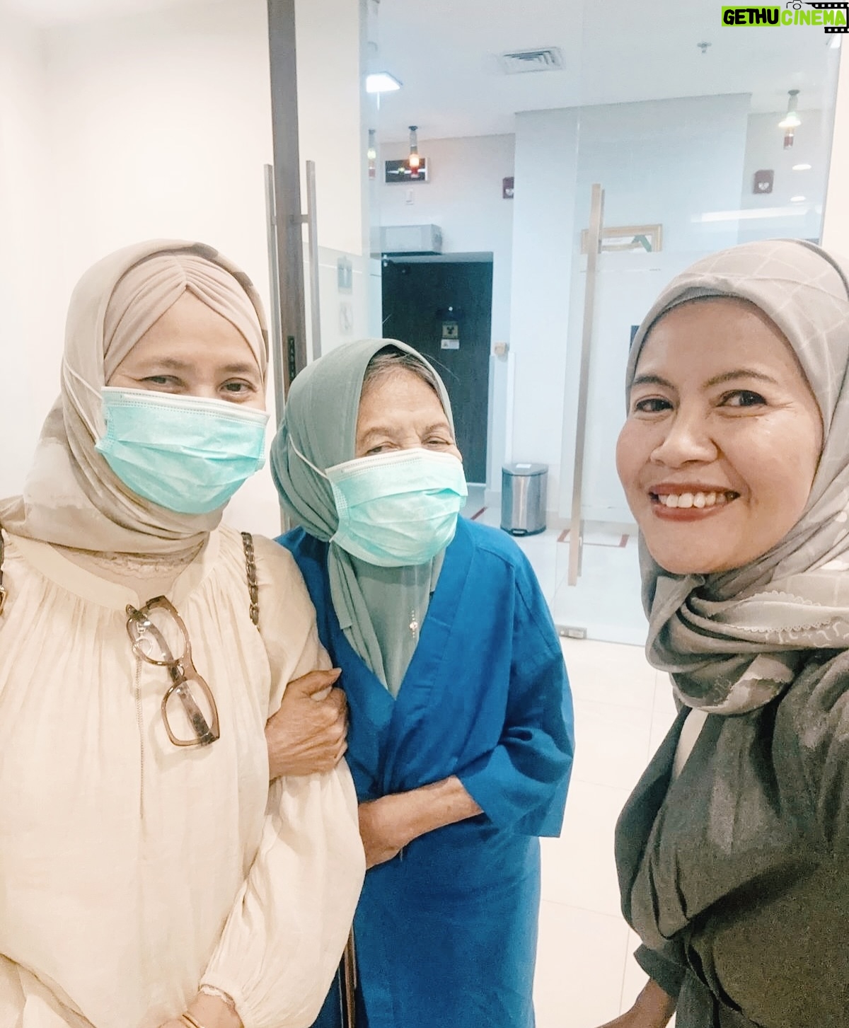Alya Rohali - 4.1K Likes - Alhamdulillah selesai … terimakasih mama for showing great courage and endurance throughout 25 times of radiation .
We know it’s not easy setiap hari harus bolak balik rumah sakit di usia 78 tahun . Apalagi mama sempet flu plus double treatment dengan minum obat kemo🥹 .
You are truly a warrior mama … Semoga Allah berikan miracle untuk kesembuhan mama seutuhnya .
All we can do is giving you full support and prayers .
Thank you bro sis and cucu2 .
Love you enin ❤️