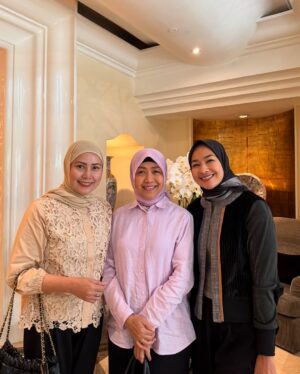 Alya Rohali Instagram - As a parent there will be first time for everything regarding our children . First born, first walk, first school, first graduation, first love, first broken heart .. and this time first marriage proposal … wow what a phase of parenting life . 
Jadi begini ceritanya … 
Slide 1 coming soon lamaran antar keluarga besar jani dan audi 
Slide 2 pertama kali audi mau menyampaikan maksudnya … mau propose jani . Mama masih kaget tapi ayah super girang 
Slide 3 setelah beberapa kali tertunda , after jani pulang dari London dan chicago akhirnya info akan propose 
Slide 4 Mama cepu sedikit ke adik2 and mereka super happy 
Slide 5 and 6 Finally di propose membuat kegegeran di group keluarga besar , haha jani gak tau kalau kita semua orangtua udh diajak ngomong dulu 
Slide 7,8,9 parents meeting after the proposal ,  the more the merrier 
Slide 10 dst final preparation for lamaran formal dengan semua keluarga besar . 
Bismillah lancar semua … tunggu cerita selanjutnya ya