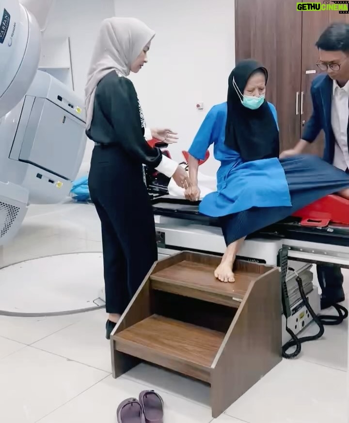 Alya Rohali - 4.1K Likes - Alhamdulillah selesai … terimakasih mama for showing great courage and endurance throughout 25 times of radiation .
We know it’s not easy setiap hari harus bolak balik rumah sakit di usia 78 tahun . Apalagi mama sempet flu plus double treatment dengan minum obat kemo🥹 .
You are truly a warrior mama … Semoga Allah berikan miracle untuk kesembuhan mama seutuhnya .
All we can do is giving you full support and prayers .
Thank you bro sis and cucu2 .
Love you enin ❤️