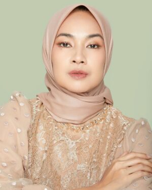 Alya Rohali Instagram - I’m entering new phase of my life at the age of 49 , anak2 sdh beranjak dewasa , sedang mempersiapkam mengantar anak sulung memasuki fase perkawinan which means akan memasuki juga fase menjadi enin2 bila Allah menghendaki . 

I feel so blessed with everything that I’ve been given in my life . Bersyukur tiada henti . 
Semoga kami sekeluarga selalu sehat dan diberikan kemudahan utk senantiasa menjalankan ketaatan padaNYA. 

Thank you for all the love and attentions for today ❤️