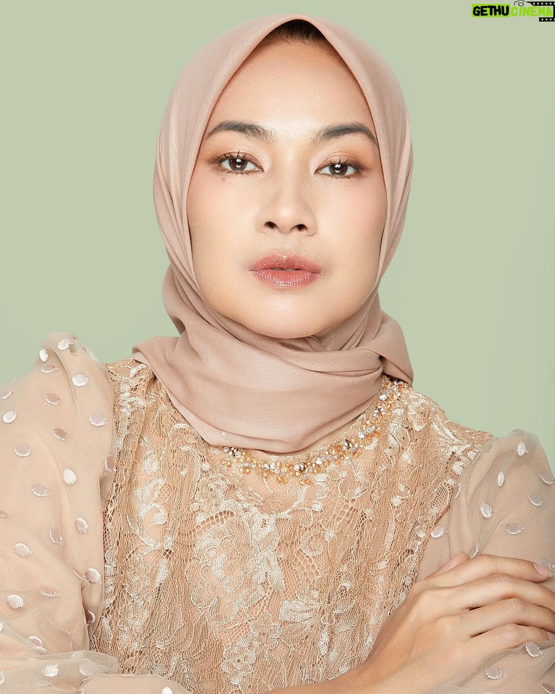 Alya Rohali - 4.5K Likes - I’m entering new phase of my life at the age of 49 , anak2 sdh beranjak dewasa , sedang mempersiapkam mengantar anak sulung memasuki fase perkawinan which means akan memasuki juga fase menjadi enin2 bila Allah menghendaki .
I feel so blessed with everything that I’ve been given in my life . Bersyukur tiada henti .
Semoga kami sekeluarga selalu sehat dan diberikan kemudahan utk senantiasa menjalankan ketaatan padaNYA.
Thank you for all the love and attentions for today ❤️