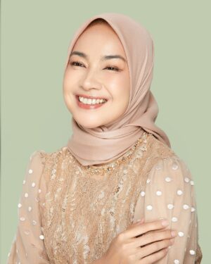 Alya Rohali Instagram - I’m entering new phase of my life at the age of 49 , anak2 sdh beranjak dewasa , sedang mempersiapkam mengantar anak sulung memasuki fase perkawinan which means akan memasuki juga fase menjadi enin2 bila Allah menghendaki . 

I feel so blessed with everything that I’ve been given in my life . Bersyukur tiada henti . 
Semoga kami sekeluarga selalu sehat dan diberikan kemudahan utk senantiasa menjalankan ketaatan padaNYA. 

Thank you for all the love and attentions for today ❤️