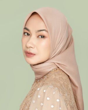 Alya Rohali Instagram - I’m entering new phase of my life at the age of 49 , anak2 sdh beranjak dewasa , sedang mempersiapkam mengantar anak sulung memasuki fase perkawinan which means akan memasuki juga fase menjadi enin2 bila Allah menghendaki . 

I feel so blessed with everything that I’ve been given in my life . Bersyukur tiada henti . 
Semoga kami sekeluarga selalu sehat dan diberikan kemudahan utk senantiasa menjalankan ketaatan padaNYA. 

Thank you for all the love and attentions for today ❤️