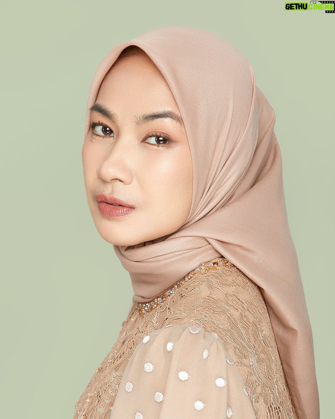 Alya Rohali - 4.5K Likes - I’m entering new phase of my life at the age of 49 , anak2 sdh beranjak dewasa , sedang mempersiapkam mengantar anak sulung memasuki fase perkawinan which means akan memasuki juga fase menjadi enin2 bila Allah menghendaki .
I feel so blessed with everything that I’ve been given in my life . Bersyukur tiada henti .
Semoga kami sekeluarga selalu sehat dan diberikan kemudahan utk senantiasa menjalankan ketaatan padaNYA.
Thank you for all the love and attentions for today ❤️