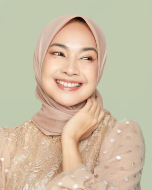 Alya Rohali Instagram - I’m entering new phase of my life at the age of 49 , anak2 sdh beranjak dewasa , sedang mempersiapkam mengantar anak sulung memasuki fase perkawinan which means akan memasuki juga fase menjadi enin2 bila Allah menghendaki . 

I feel so blessed with everything that I’ve been given in my life . Bersyukur tiada henti . 
Semoga kami sekeluarga selalu sehat dan diberikan kemudahan utk senantiasa menjalankan ketaatan padaNYA. 

Thank you for all the love and attentions for today ❤️