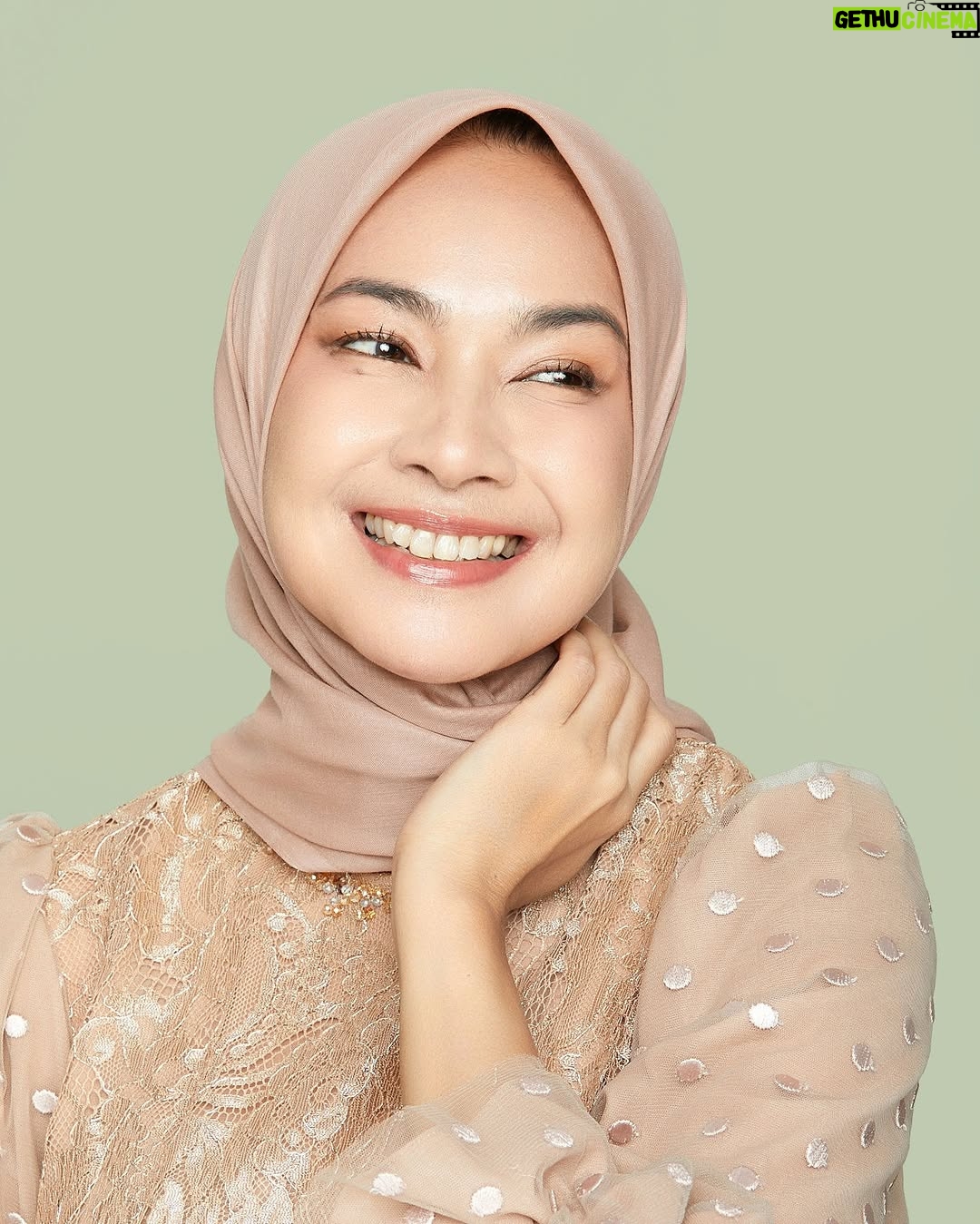 Alya Rohali - 4.5K Likes - I’m entering new phase of my life at the age of 49 , anak2 sdh beranjak dewasa , sedang mempersiapkam mengantar anak sulung memasuki fase perkawinan which means akan memasuki juga fase menjadi enin2 bila Allah menghendaki .
I feel so blessed with everything that I’ve been given in my life . Bersyukur tiada henti .
Semoga kami sekeluarga selalu sehat dan diberikan kemudahan utk senantiasa menjalankan ketaatan padaNYA.
Thank you for all the love and attentions for today ❤️