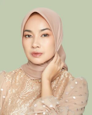 Alya Rohali Instagram - I’m entering new phase of my life at the age of 49 , anak2 sdh beranjak dewasa , sedang mempersiapkam mengantar anak sulung memasuki fase perkawinan which means akan memasuki juga fase menjadi enin2 bila Allah menghendaki . 

I feel so blessed with everything that I’ve been given in my life . Bersyukur tiada henti . 
Semoga kami sekeluarga selalu sehat dan diberikan kemudahan utk senantiasa menjalankan ketaatan padaNYA. 

Thank you for all the love and attentions for today ❤️