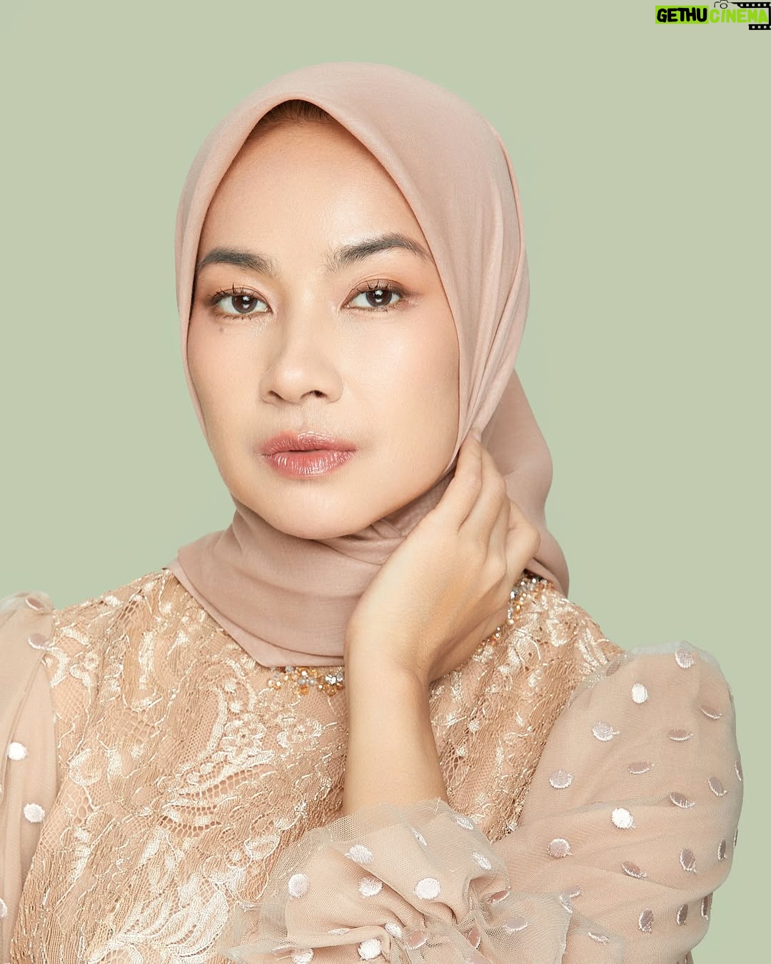 Alya Rohali - 4.5K Likes - I’m entering new phase of my life at the age of 49 , anak2 sdh beranjak dewasa , sedang mempersiapkam mengantar anak sulung memasuki fase perkawinan which means akan memasuki juga fase menjadi enin2 bila Allah menghendaki .
I feel so blessed with everything that I’ve been given in my life . Bersyukur tiada henti .
Semoga kami sekeluarga selalu sehat dan diberikan kemudahan utk senantiasa menjalankan ketaatan padaNYA.
Thank you for all the love and attentions for today ❤️