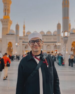 Alyssa Soebandono Instagram - Teruntuk seseorang yang sangat berarti,

Yang akan selalu terukir namanya dalam tiap doaku.

Tanpa henti, sampai nanti.

Dua Desember adalah tanggal istimewamu.

Saat kau terlahir dan diberi nama, Dude.

Tiap tahun akan terkenang selalu.

Barakallahu fii umrik, sayang ♡

Meski kali ini hanya melalui komunikasi maya, namun tak mengurangi segalanya.

Doa terbaik akan selalu kupanjatkan.

Agar Allah ta’ala senantiasa selalu jaga.

Melimpahi rezeki halal nan penuh berkah.

Terangi dan menuntunmu di jalanNya.

Lindungi juga ridhoi setiap langkah.

Aamiin Allahuma Aamiin.

Love you, Ayah @dude2harlino ♡