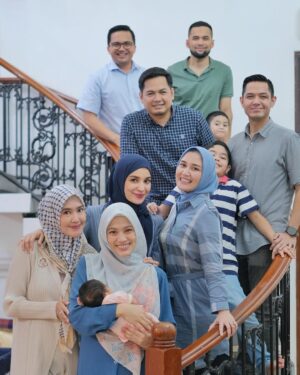 Alyssa Soebandono Instagram - Barakallahufiikum ka @dude2harlino dan @ichasoebandono 
Bismillah Allah taala jadikan aisyah anak salihah 
Yang bisa memberi syafaat untuk kedua orang tua nya kelak disyurga 🤍🤍
Selalu diberi kesehatan ,dan diberi ketakwaan 🤍

Ps ,kali ini jenguk lahiran tapi kaya reunian 😂🤍karena kelamaan gak ketemu 

@teukuwisnu @dine.pearl @tommykurniawann @lisyanurrahmii @sahrulgunawanofficial