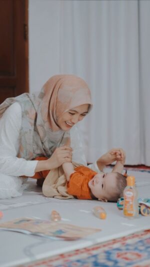 Alyssa Soebandono Instagram - Tonton video ini sampai selesai yah karena ada yang spesial untuk kamu ♡

Alhamdulillah, setiap di rumah atau berpergian dengan Aulia, sekarang saya ga khawatir lagi karena ada Talita Minyak Tulon, zaiTUn   teLON. Minyak telon fungsi lengkap! Selain menjaga agar Aulia tetap hangat dan mencegah perut kembung, kandungan minyak zaitunnya bantu melembutkan kulit Aulia. Paling seneng kalau Aulia udah pakai Talita Minyak Tulon soalnya wanginya tahan seharian dan harganya juga bersahabat.

Kalian mau saldo e-wallet? Ikutin caranya di bawah ini yah!
▫️ Follow IG @sahabat.talita
▫️ Like & share postingan ini ke IG Story
▫️ Tag 3 teman dan akun @sahabat.talita

Jangan lupa, Ibu hebat pakai Talita Minyak Tulon 🫶🏻

#SahabatIbuHebat #TalitaMinyakTulon #MinyakTelon