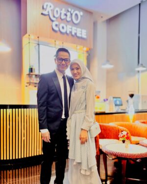 Alyssa Soebandono Instagram - Masya Allah, senangnya bisa foto bareng dengan yang suka ada di depan outlet Roti’O 🥹🫶🏻