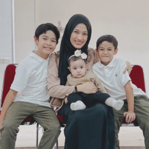 Alyssa Soebandono Instagram - Masya Allah TabarakAllah.

Team yang akan selalu menunggu kepulangan Ayah saat sedang bekerja ♡

Semoga Allah ta’ala selalu melindungi Ayah dan kita semua.

Aamiin Allahumma Aamiin.