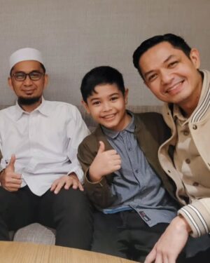 Alyssa Soebandono Instagram - Ma Syaa Allah Tabarakallah bahagianya Rendra dan Malik ketemu Ustadz  @adihidayatofficial, Ustadz @ajobendri, Ustadz @ustadz_ahmadridwan dan Ustadz @oemar_mita. semoga Allah ta'ala selalu memberikan keberkahan untuk guru2 kita semua, Aamiin Ya Rabb
.
#masyaallahtabarakallah