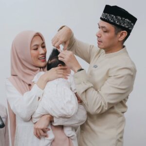 Alyssa Soebandono Instagram - Masya Allah Tabarakallah ♡

07.07.2024

Alhamdulillah, Aqiqah untuk putri kami telah dilaksanakan.

Semoga seluruh doa yang kami panjatkan diijabah oleh Allah Azza wa Jalla.

Terima kasih juga yah untuk seluruh doa baik dan semua harapan yang dipanjatkan untuk Aulia serta Rendra dan Malik selama ini.

Allahumma Baarik.