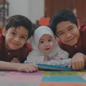 Alyssa Soebandono Instagram - Assalamu'alaikum warahmatullahi wabarakatuh.

Masya Allah Tabarakallah.

Halo Oom & Tante, ini aku... Aulia.

Sekarang usia aku sudah 4 bulan, Alhamdulillah.

Di sebelah kanan kiri aku adalah Abang Rendra dan Abang Malik.

Doakan kami agar selalu sehat serta tumbuh menjadi anak-anak sholeh sholehah yah.

Allahumma Baarik ♡