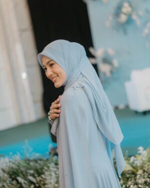 Alyssa Soebandono Instagram - ... and it's blue 🩵
-

Dress by @rasya_shakira
Hijab by @awanisaw 
Makeup by @nooibeauty