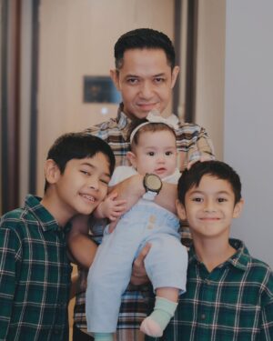 Alyssa Soebandono Instagram - Teruntuk Ayah dari anak-anakku,

Terima kasih,
Atas segala usaha untuk menjadi pilar yang kokoh.
Beribu cara dilakukan, memberi kasih sayang tanpa batas.
Mengukir kisah dalam memori agar tercipta kenangan indah yang takkan terganti.

Terima kasih,
Telah menjadi Ayah terbaik untuk anak-anak.
Mengajari mereka sedari kecil hingga tumbuh.
Hal penting sebagai fondasi dasar.

Terima kasih,
Karena sudah menjadi Ayah hebat.
Hadir dalam setiap tapak kecil turut mengiringi.
Mengenalkan dunia, memastikan semua baik-baik saja.

Terima kasih, Ayah...

Jangan lelah untuk selalu tuntun dan bimbing kami.
Sebagai keluarga, hingga di JannahNya.

Semoga Allah ta'ala selalu melindungi dan berkahi setiap langkah.
Allahumma Baarik.

Aamiin Allahumma Aamiin.

We love you, Ayah @dude2harlino ♡

#TulisanAlyssa