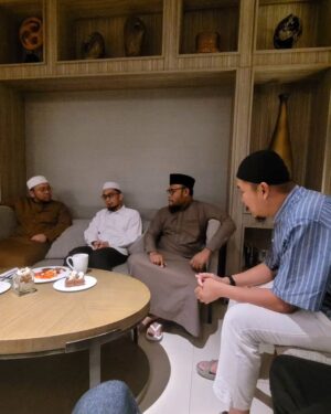 Alyssa Soebandono Instagram - Ma Syaa Allah Tabarakallah bahagianya Rendra dan Malik ketemu Ustadz  @adihidayatofficial, Ustadz @ajobendri, Ustadz @ustadz_ahmadridwan dan Ustadz @oemar_mita. semoga Allah ta'ala selalu memberikan keberkahan untuk guru2 kita semua, Aamiin Ya Rabb
.
#masyaallahtabarakallah