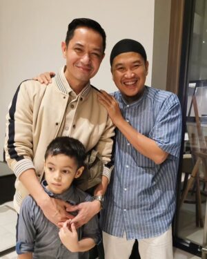 Alyssa Soebandono Instagram - Ma Syaa Allah Tabarakallah bahagianya Rendra dan Malik ketemu Ustadz  @adihidayatofficial, Ustadz @ajobendri, Ustadz @ustadz_ahmadridwan dan Ustadz @oemar_mita. semoga Allah ta'ala selalu memberikan keberkahan untuk guru2 kita semua, Aamiin Ya Rabb
.
#masyaallahtabarakallah