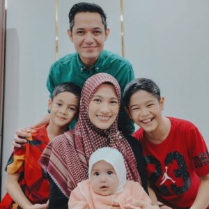Alyssa Soebandono Instagram - Semoga Allah ta'ala jaga kami selalu.

Saling berpegangan, hingga nanti dapat berkumpul kembali di JannahNya.

Aamiin Allahumma Aamiin.

Masya Allah TabarakAllah. Allahumma Baariik ♡