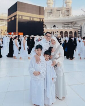 Alyssa Soebandono Instagram - Masya Allah TabarakAllah. Alhamdulillah ♡

Sebuah perjalanan yang sungguh indah dan takkan terlupakan.

Terlebih untuk mereka, anak-anakku.

Semoga semakin menguatkan iman.

Memupuknya sejak dini agar terjaga hingga akhir hayat.

Banyak sekali cerita dalam Umroh kali ini yang tak disangka.

Masya Allah.

Tolong panggil kami kembali, ya Allah.

Aamiin Allahumma Aamiin.