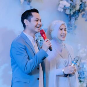 Alyssa Soebandono Instagram - Romantis....Ma Syaa Allah Tabarakallah

Bisa senyum bareng sama pasangan itu salah satu hal yg bisa bikin romantis, setuju gak? 😁😁
Apa hal yg bikin romantis bareng pasangan menurut kawan2?
.
#masyaallahtabarakallah 
#romantis
#suamiistri