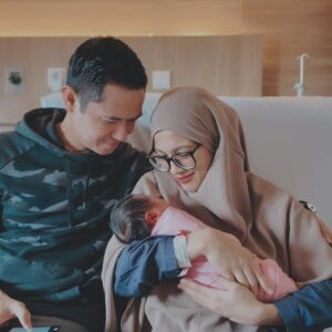 Alyssa Soebandono Instagram - Alhamdulillah, sekarang kami jadi berlima.

Ayah, Bunda, Rendra, Malik, dan Lia ♡

Terima kasih untuk semua doa baik dan ucapan yang dipanjatkan kepada kami sekeluarga yah.

Masya Allah, kehamilan kali ini banyak sekali cerita.

Special thanks to @brawijayahospitalsaharjo atas fasilitas dan pelayanan terbaik, ditambah tim medis dan dokter-dokter yang profesional. What a beautiful experience ♡

Untuk Mba @ria_nahdi , terima kasih banyak atas bantuannya selama ini ya Mba.
