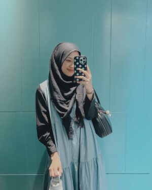 Alyssa Soebandono Instagram - Perempuan dan swafoto di depan cermin dengan warna kesukaannya.