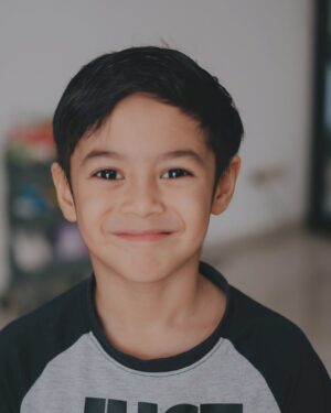 Alyssa Soebandono Instagram - Malik Narendra Harlino ♡

Dua Agustus.

Tepat hari ini, tujuh tahun yang lalu kamu terlahir di dunia.

Kehadiran yang sangat dinantikan oleh kami semua.

Tahun demi tahun berlalu,

Sampailah Malik dititik sekarang; seorang anak yang tak lagi sama seperti sebelumnya.

Berbagai pembelajaran telah ditempuh dan Malik sudah melewatinya dengan sangat baik.

Masya Allah.

Terima kasih,
Telah menunjukkan semangat dalam belajar, meski terkadang lelah melanda.

Terima kasih,
Telah memberikan warna baru dalam kehidupan kami.

Terima kasih,
Telah berusaha dengan kuat untuk menunjukkan yang terbaik.

Tanpa perlu khawatir, Ayah dan Bunda akan selalu di sini untuk menuntunmu dengan segala kekurangan kami.

Tumbuhlah menjadi anak yang tangguh dan berhati lembut tanpa melupakan Allah ta'ala sedetikpun.

Berkembanglah untuk mengejar impianmu; yang saat ini Malik bilang ingin menjadi seperti Cristiano Ronaldo. Namun juga sangat tertarik dengan alam semesta dan tata surya.

Satu pesan Ayah dan Bunda.

Jaga Allah selalu dalam hati yah, Nak. Kapanpun... Di manapun.

Barakallahu fii umrik, sayang.

Semoga Allah ta'ala ijabah segala doa yang Malik panjatkan serta diberikan kebahagiaan serta kemudahan.

Lindungi anak-anak kami selalu, ya Allah.

Aamiin Allahumma Aamiin.

Dari kami yang menyayangimu,
Ayah, Bunda, Abang Rendra, dan Adek Lia ♡