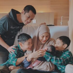 Alyssa Soebandono Instagram - Alhamdulillah, sekarang kami jadi berlima.

Ayah, Bunda, Rendra, Malik, dan Lia ♡

Terima kasih untuk semua doa baik dan ucapan yang dipanjatkan kepada kami sekeluarga yah.

Masya Allah, kehamilan kali ini banyak sekali cerita.

Special thanks to @brawijayahospitalsaharjo atas fasilitas dan pelayanan terbaik, ditambah tim medis dan dokter-dokter yang profesional. What a beautiful experience ♡

Untuk Mba @ria_nahdi , terima kasih banyak atas bantuannya selama ini ya Mba.