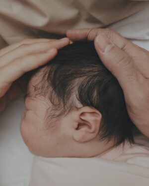 Alyssa Soebandono Instagram - Assalamu'alaikum warahmatullahi wabarakatuh ♡

22.04.24

Halo Oom & Tante semua,

Nama aku Aisyah Aulia Putri Harlino. Panggilan aku Lia.
Aku terlahir dengan berat 3,67kg dan panjang 48cm.

Mohon doanya agar aku dan Bunda sehat-sehat yah. Jangan lupa doakan Ayah, Abang Rendra & Abang Malik juga yah.

Terima kasih ♡