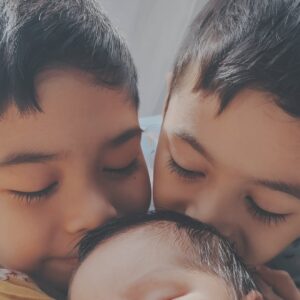 Alyssa Soebandono Instagram - Mereka yang kusebut rumah.
Menghangati setiap sudut dengan canda tawa dan tangisannya.
Melukis dengan berbagai warna menjadi kisah.
Mereka, anugerah terindah dariNya.

Masya Allah, Allahumma Baarik ♡

#TulisanAlyssa