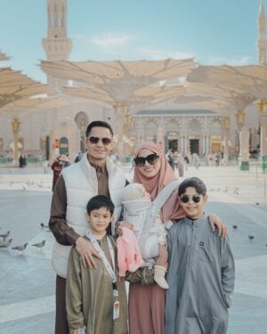 Alyssa Soebandono Instagram - Masya Allah TabarakAllah.

Semoga segala doa di ijabah di tahun baru ini.

Juga dilimpahkan rahmatNya dengan rezeki yang halal.

Tak lupa agar selalu sehat serta usia penuh bahagia nan berkah.

Yang terutama, semoga kita bisa menjadi lebih baik lagi dan lagi.

Semangat belajar tanpa henti mencari ridhoNya.

Aamiin Allahumma Aamiin ♡