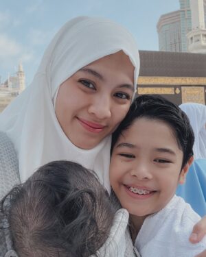 Alyssa Soebandono Instagram - 19 Februari 2015.

Masya Allah TabarakAllah.

10 tahun yang lalu…

Rasanya masih seperti kemarin.

Kehadirannya yang seketika mengubah segalanya menjadi serba pertama.

Pertama kali melahirkan.

Pertama kali menyusui.

Pertama kali mengurus anak.

Pertama kali menjadi orang tua.

Ah, semuanya pertama kali.

Waktu terus berlalu tanpa terasa.

Putra pertama kami kini memasuki usia pra remaja.

Cepat sekali, yah?

Selalu saja berandai, rasanya… baru kemarin masih menangis dalam gendongan.

Rasanya… baru kemarin mulai belajar makan.

Rasanya… baru kemarin mulai berjalan.

… dan beribu rasa lainnya yang terlalu banyak untuk diungkapkan.

Teruntuk Abang Rendra sayang,

Terima kasih telah mengajarkan Ayah & Bunda banyak sekali hal.

Terima kasih sudah tumbuh menjadi versi terbaik yang Abang bisa.

Terima kasih atas segala usaha yang dikerahkan untuk mencapai suatu tujuan.

Terima kasih, selalu gigih dalam belajar.

Terima kasih, karena telah memilih Ayah & Bunda sebagai orang tuamu.

Barakallah fii umrik, Muhammad Dirgantara Ariendra Harlino ♡

#TulisanAlyssa
