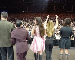 Amaia Romero Instagram - todavía estoy asimilando lo que ha pasado este fin de semana en el sant jordi club y en el movistar arena uffff😭😭😭 estoy muy contenta y agradecida con todo el público que estuvisteis ahí y con todo el equipo increíble que ha creado esto conmigo🥹🥹🥹🥹🥹🥹🥹🥹🥹🥹 gracias gracias gracias OS QUIEROOOOOOO

dirección creativa @daniel____2000
dirección musical @vmartinez.v
escenografía @eevgzz
dirección de vestuario y estilismo @andrearamil
diseño de mi vestuario @inesfolch 
maquillaje y peluquería @vicentguijarro 
coreografía @ouinaohr
iluminación @sergipratt
hermanager @javierromer 

banda @luismartinez_music @anika__anika__anika @zazo0000 @peterpartypizza @abril_drums 

@alberttrombone
@tarquim.music
@greghollis.music
@alvar.jazz
@chsunier_

coro @tallerdemusics @claralunamusic

técnico de sonido @acarreteros 
técnico monitores @bernatoliveras
técnico secuencias @perequilez
tour manager @amadojulieta_
stage manager @somsantacreu
programador luces @borja416
maquinista @cartonzico
producción @menosquecero
técnica vocal @montsefrancovocalcoach
backliner @frangarbuglia
videógrafa @mercixula
visuales @datvision_studio
realización @furious_content
estilismo orquesta: @thehalconmaltes