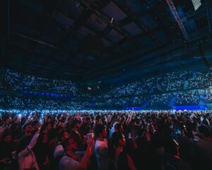 Amaia Romero Instagram - todavía estoy asimilando lo que ha pasado este fin de semana en el sant jordi club y en el movistar arena uffff😭😭😭 estoy muy contenta y agradecida con todo el público que estuvisteis ahí y con todo el equipo increíble que ha creado esto conmigo🥹🥹🥹🥹🥹🥹🥹🥹🥹🥹 gracias gracias gracias OS QUIEROOOOOOO

dirección creativa @daniel____2000
dirección musical @vmartinez.v
escenografía @eevgzz
dirección de vestuario y estilismo @andrearamil
diseño de mi vestuario @inesfolch 
maquillaje y peluquería @vicentguijarro 
coreografía @ouinaohr
iluminación @sergipratt
hermanager @javierromer 

banda @luismartinez_music @anika__anika__anika @zazo0000 @peterpartypizza @abril_drums 

@alberttrombone
@tarquim.music
@greghollis.music
@alvar.jazz
@chsunier_

coro @tallerdemusics @claralunamusic

técnico de sonido @acarreteros 
técnico monitores @bernatoliveras
técnico secuencias @perequilez
tour manager @amadojulieta_
stage manager @somsantacreu
programador luces @borja416
maquinista @cartonzico
producción @menosquecero
técnica vocal @montsefrancovocalcoach
backliner @frangarbuglia
videógrafa @mercixula
visuales @datvision_studio
realización @furious_content
estilismo orquesta: @thehalconmaltes