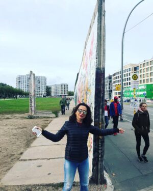 Amal Arafa Instagram - زمن ما قبل الكورونا قبل سنة في ألمانيا أمام جدار برلين .. أمام تاريخ روى ما روى وحكى ما حكى..
🌺
#amalarafa #amal #picoftheday #photooftheday #germany #deutschland #berlinermauer #mauer #mauerfall #berlin #berlin🇩🇪 #lastyear #lastyearmemories #corona #forcoronavirus #staysafe #followers