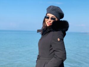 Amal Arafa Instagram - #swipe 👉🏻👉🏻
من تصوير فيلم جديد بعدسة الصديق الفنان أيمن عبد السلام ❤️❤️❤️❤️
#أمل_عرفة #أيمن_عبدالسلام #فيلم #جديد #تصوير #كواليس #تلفزيون #دراما #جديد
#amalarafa #amal #hope #smile #love #new #film #tv #picsoftheday #picsofinstagram #instashoots #instalike #instagood #followers #nature #behindthescenes #photo #capture #winter @amal_arafa @aiman.abdulsalam_