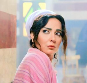 Amal Arafa Instagram - ملكة👑 
وصلت ع حمام السوق ورح تبلش تعمل تريندات وماركيتينغ للحمام طبعاً بدون ما تكون عارفة هي التسميات .. 
بس رح نكتشف انو هدول التعابير اصلاً موجودين من زماااان 😁 
شو بتتوقعو تعمل؟🫶🏻🌹

#أمل_عرفة #مربى_العز #ملكة

إخراج #رشا_شربتجي 
@rasha_hisham_shurbatji 
تأليف #علي_معين_صالح 

تصوير #نبيل_نجم
 
@mbc1 
@shahid.vod 
@eyad_shehab2005