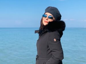 Amal Arafa Instagram - #swipe 👉🏻👉🏻
من تصوير فيلم جديد بعدسة الصديق الفنان أيمن عبد السلام ❤️❤️❤️❤️
#أمل_عرفة #أيمن_عبدالسلام #فيلم #جديد #تصوير #كواليس #تلفزيون #دراما #جديد
#amalarafa #amal #hope #smile #love #new #film #tv #picsoftheday #picsofinstagram #instashoots #instalike #instagood #followers #nature #behindthescenes #photo #capture #winter @amal_arafa @aiman.abdulsalam_