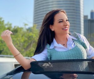 Amal Arafa Instagram - 🤍♥️
#أمل_عرفة #عازفة_الكمان #ديالا #أبو_ظبي
#amalarafa #amal #abudhabi #emirates #picoftheday #photoshoot #photooftheday #instapic #instagood #goodtimes #shooting #stylist @leenhazeempublic #photography @mo_kheir_ali