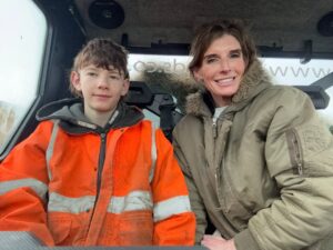 Amanda Owen Instagram - 👬👭Same 💩 to deal with but different company. 👭👬 
They are absolute rays of sunshine 🌞 as we go forth headlong into the rain, wind, sleet and snow or whatever life throws in our direction. 🌧️ 💨 ❄️ #resilience #strength #positivity #yorkshire #weather #farm #shepherdess #countryside #adversity #triumph