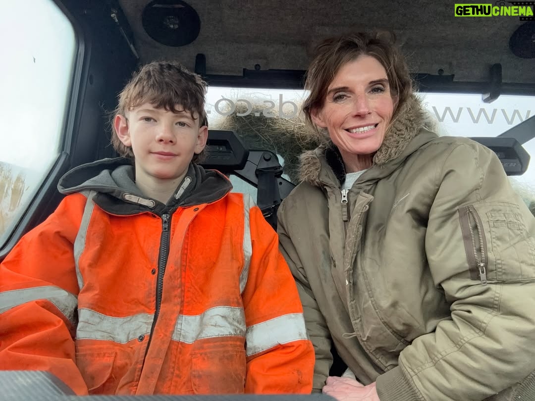 Amanda Owen - 23.1K Likes - π¬πSame π© to deal with but different company. ππ¬
They are absolute rays of sunshine π as we go forth headlong into the rain, wind, sleet and snow or whatever life throws in our direction. π§οΈ π¨ βοΈ #resilience #strength #positivity #yorkshire #weather #farm #shepherdess #countryside #adversity #triumph