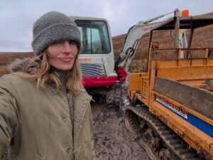Amanda Owen Instagram - 👬👭Same 💩 to deal with but different company. 👭👬 
They are absolute rays of sunshine 🌞 as we go forth headlong into the rain, wind, sleet and snow or whatever life throws in our direction. 🌧️ 💨 ❄️ #resilience #strength #positivity #yorkshire #weather #farm #shepherdess #countryside #adversity #triumph
