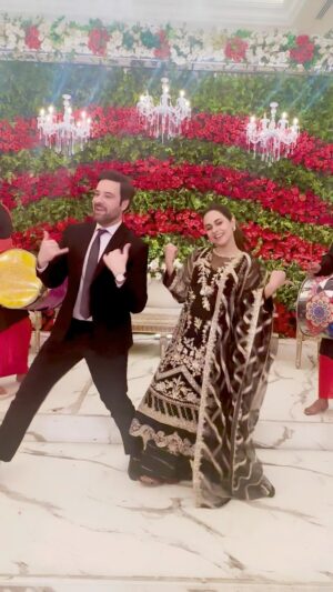 Amar Khan Instagram - Dil e Nadaan last scene and @mikaalzulfiqar first Music video..back in the days @abrarulhaqpk song #sanuterenaalpyarhogya was quite a sensational chartbuster and see how vividly he knows his hook steps and taught me too🩷✨🙌