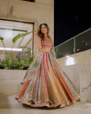 Amar Khan Instagram - December calls for Sherry ki Shaadi 💕💃🌟
..
Designer @aneekaruknuddinofficial 
Hair n makeup @nabila_salon @thisis_umar_mua @ajay_stylist 
Photographer @rehanmithanii 
Jewellery @thetraditionaljewellery @ebrahimjaliawala