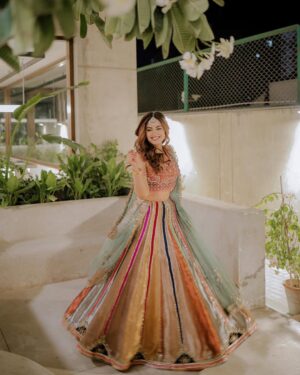 Amar Khan Instagram - December calls for Sherry ki Shaadi 💕💃🌟
..
Designer @aneekaruknuddinofficial 
Hair n makeup @nabila_salon @thisis_umar_mua @ajay_stylist 
Photographer @rehanmithanii 
Jewellery @thetraditionaljewellery @ebrahimjaliawala