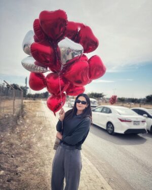 Amar Khan Instagram - Dil se dekhiye aj kisi mor kisi konay pe dil bechte hoay apko zaroor milein ge!! ❤️🌹🎈🎈🔥
Dil wale gubaare aj sarko pe major distraction hain bhai!😀
#allthatslove